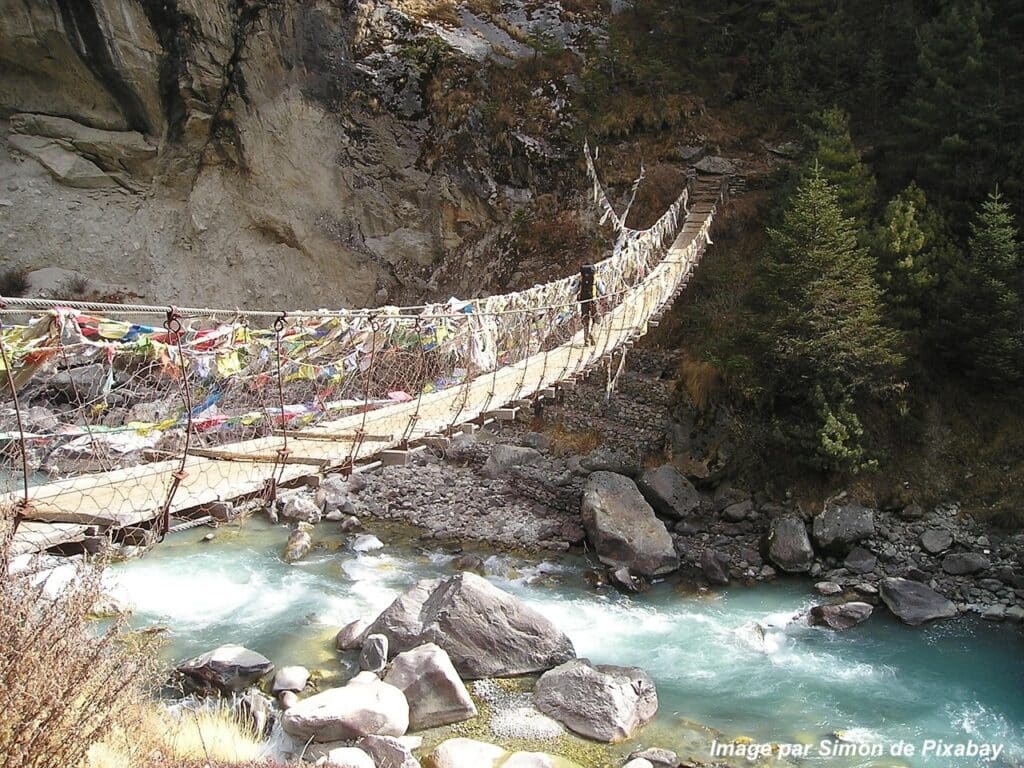 Pont suspendu traversant une rivière dans l'Himalaya.