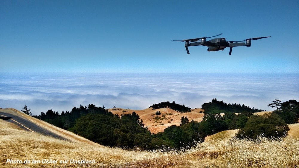 Photo d'un vol de drone en montagne